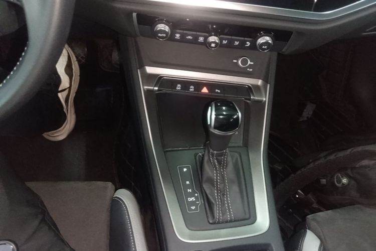 Audi Q3 2021 car image #14