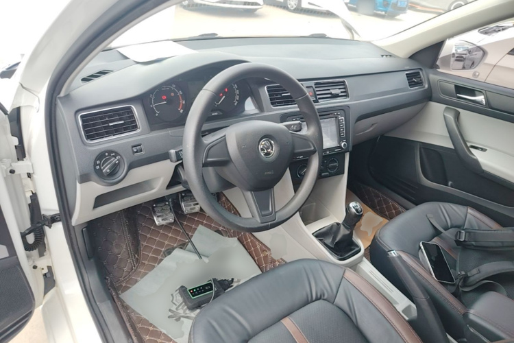 Skoda Rapid 2016 image de voiture #11