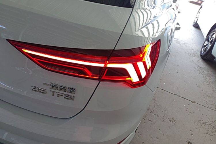 Audi Q3 2020 car image #8