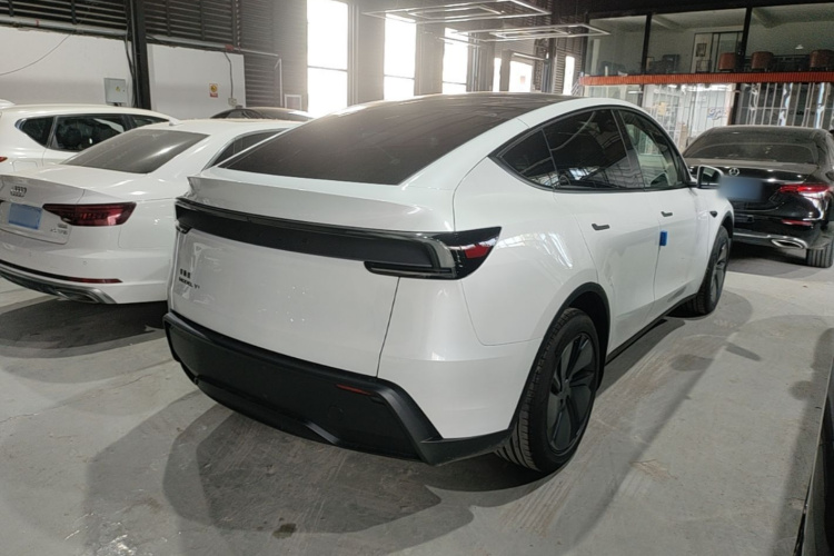Tesla Model Y 2026 car image #7