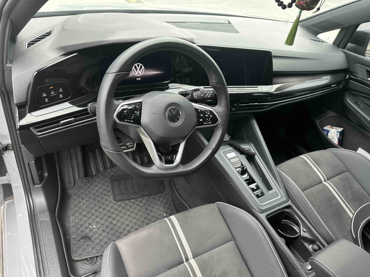 Volkswagen Golf 2023 car image #3