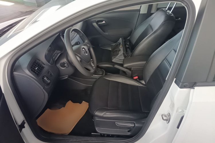 Volkswagen Polo 2018 car image #16
