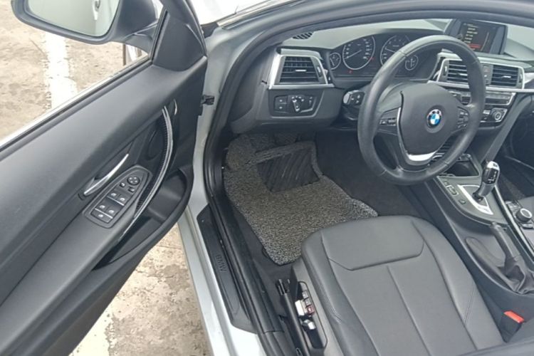 BMW 3 Series 2017 immagine di auto #18