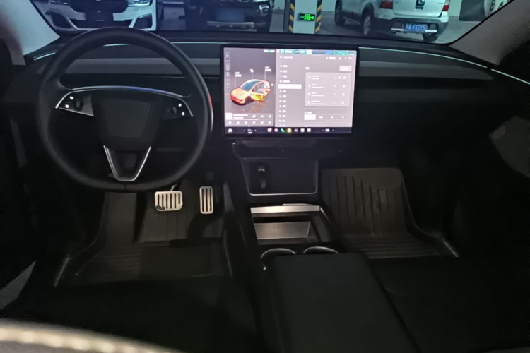 Tesla Model Y 2025 car image #10