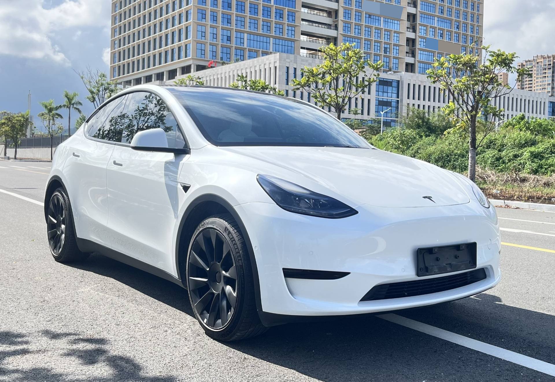 Tesla Model Y 2023 #3 Tesla Model Y 2023 car image #3