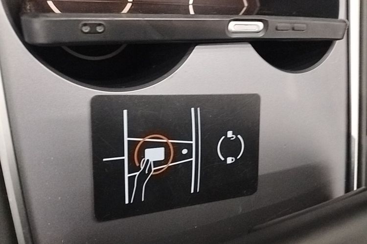 Tesla Model Y 2024 car image #14