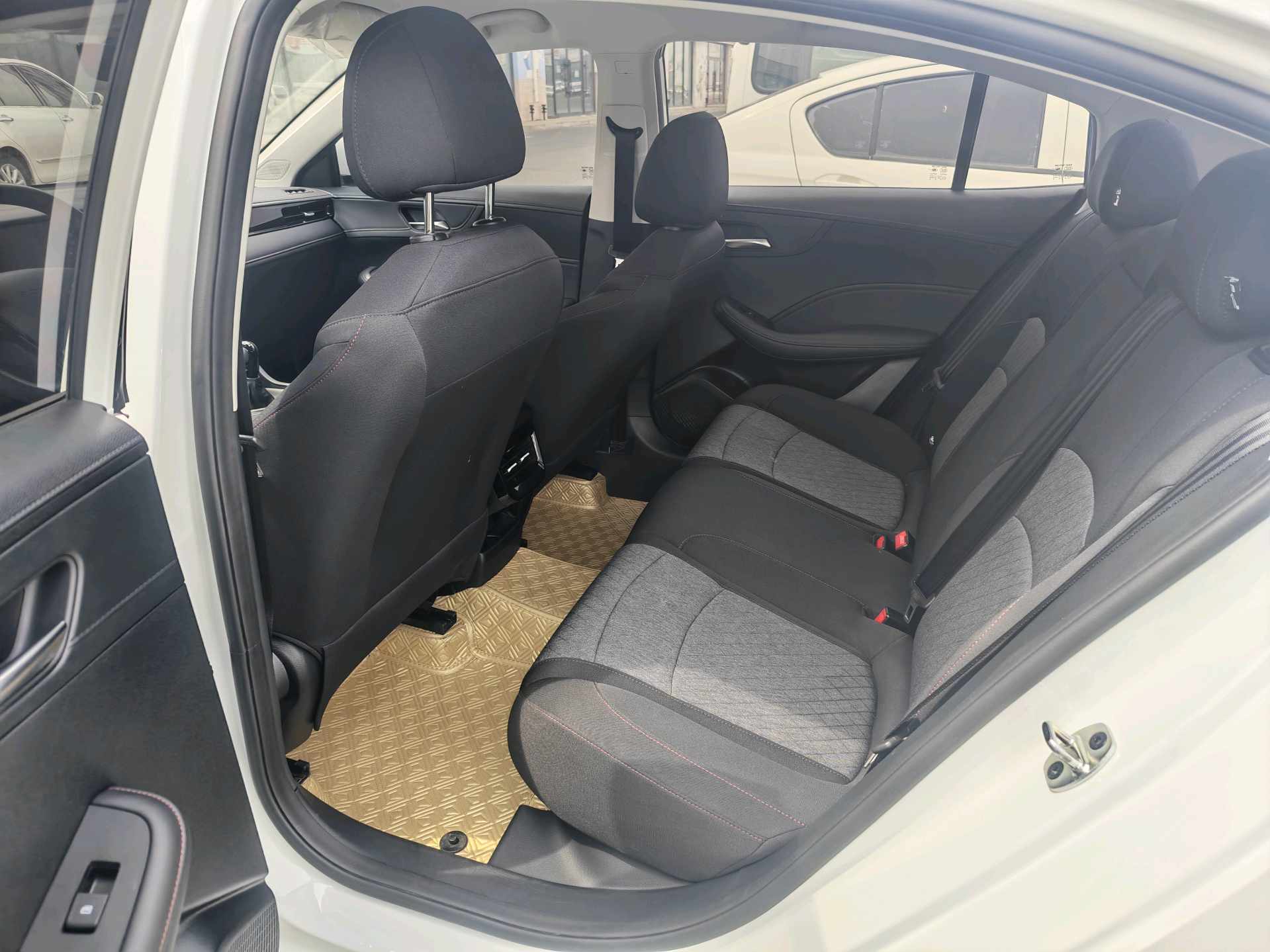 Roewe i5 2025 image de voiture #9