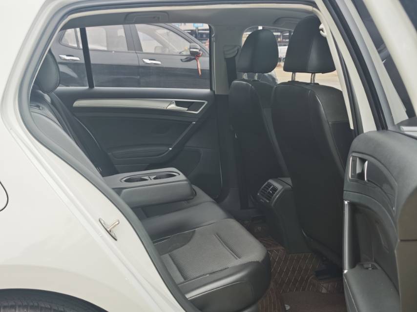 Volkswagen Golf 2018 car image #5