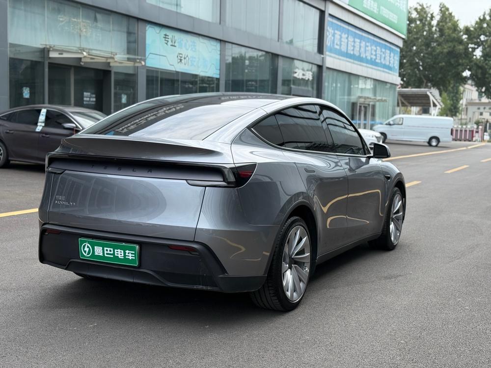 Tesla Model Y 2025 #7 Tesla Model Y 2025 car image #7
