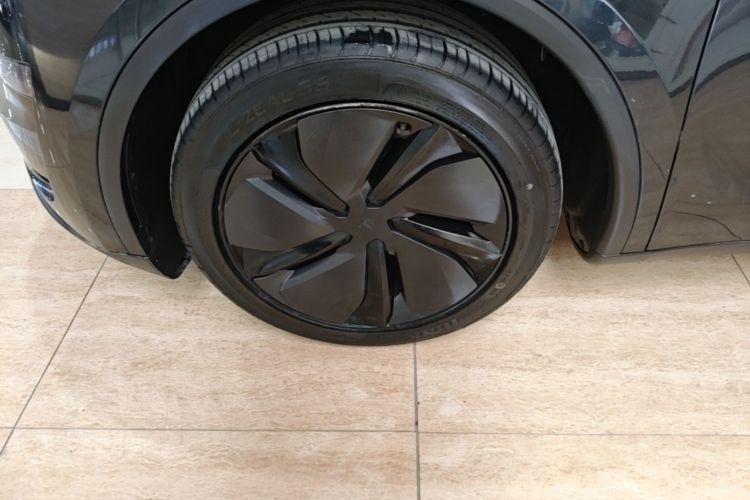 Tesla Model Y 2025 car image #9