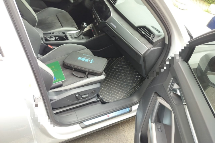 Audi Q3 2022 car image #27