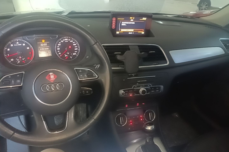 Audi Q3 2016 car image #10