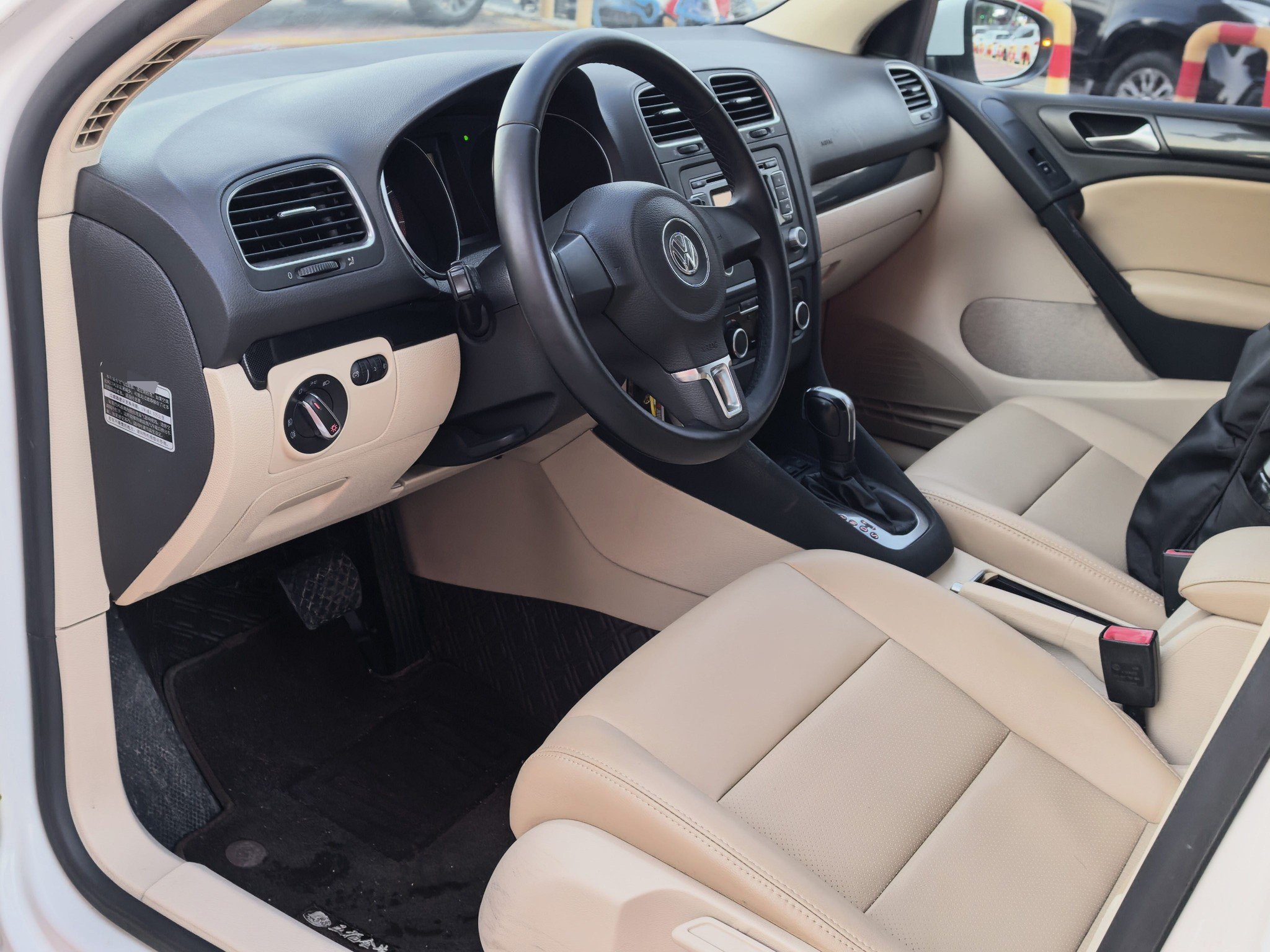 Volkswagen Golf 2012 car image #4