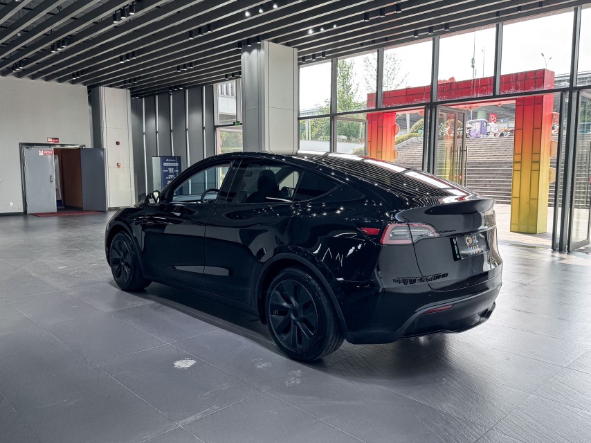 Tesla Model Y 2024 #4 Tesla Model Y 2024 car image #4