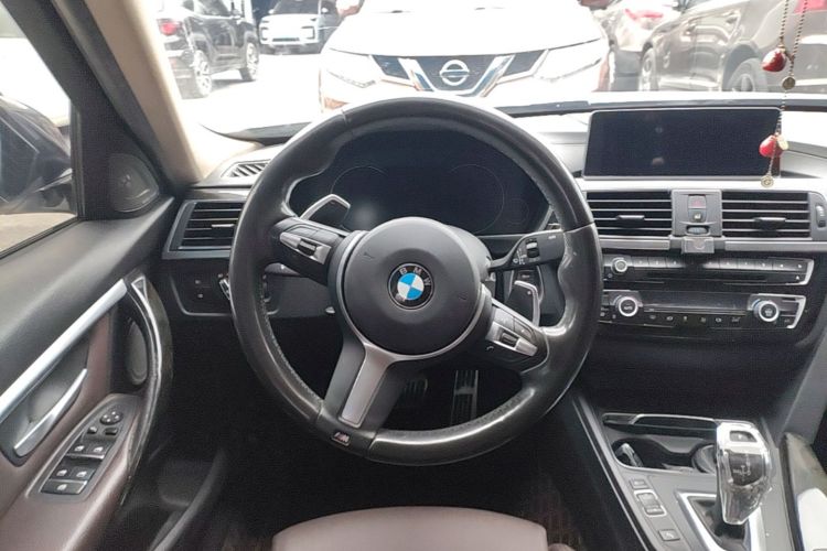 BMW 3 Series 2018 car image #11