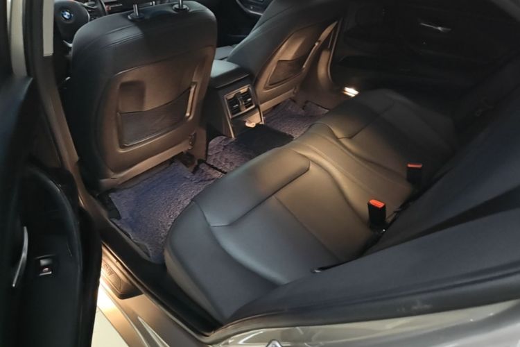 BMW 3 Series 2018 car image #17