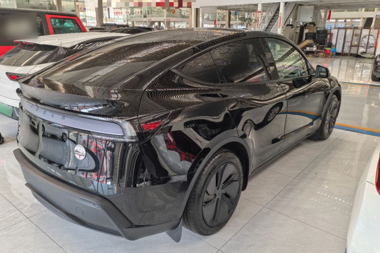 Tesla Model Y 2025 #7 Tesla Model Y 2025 car image #7