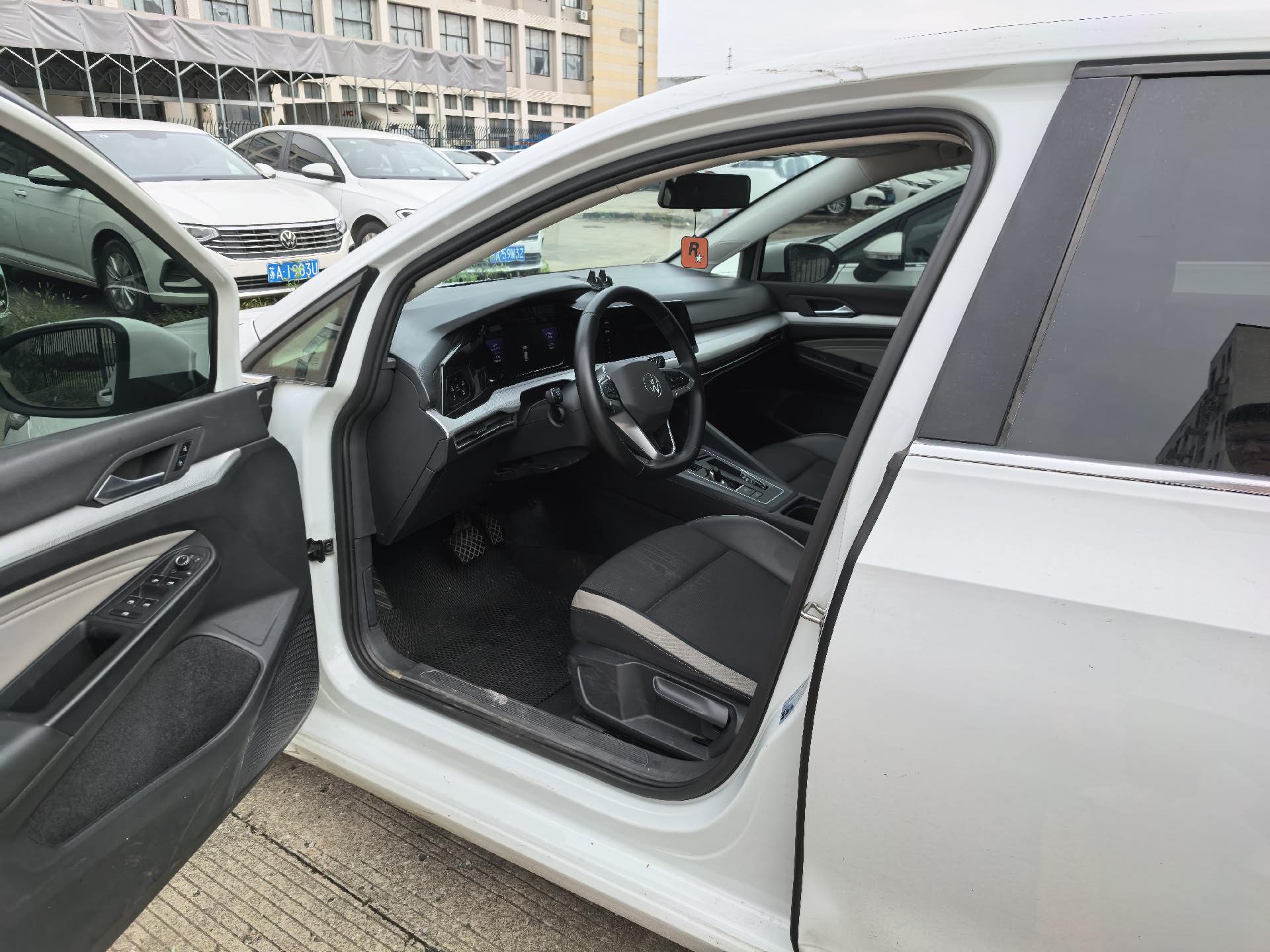 Volkswagen Golf 2024 immagine di auto #5