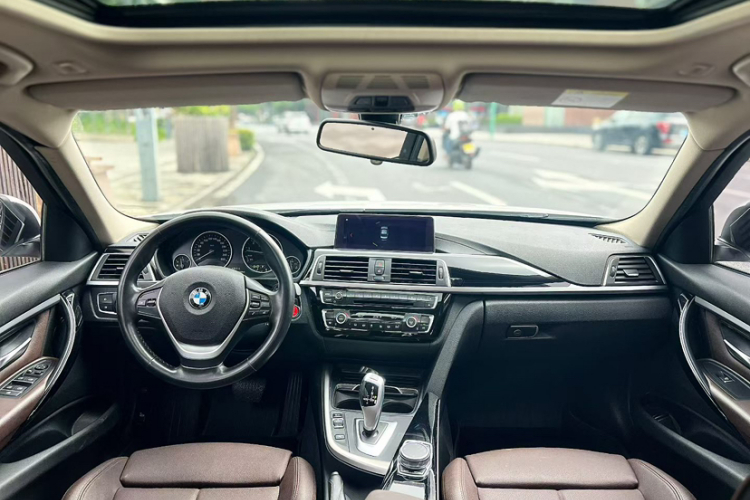 BMW 3 Series 2019 car image #14