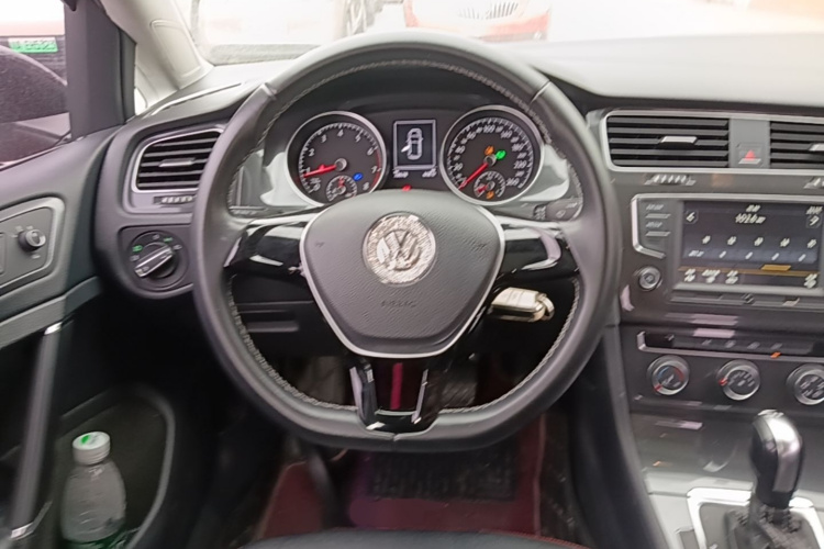 Volkswagen Golf 2017 car image #11