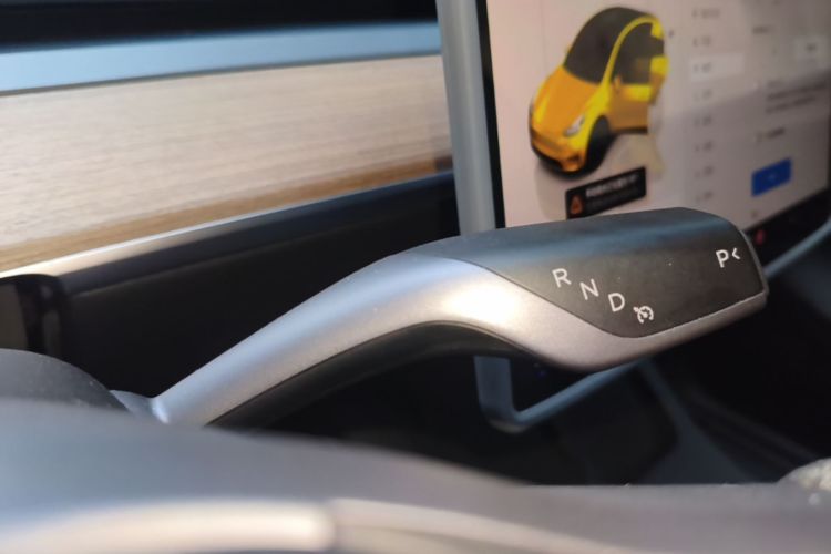 Tesla Model Y 2023 car image #18