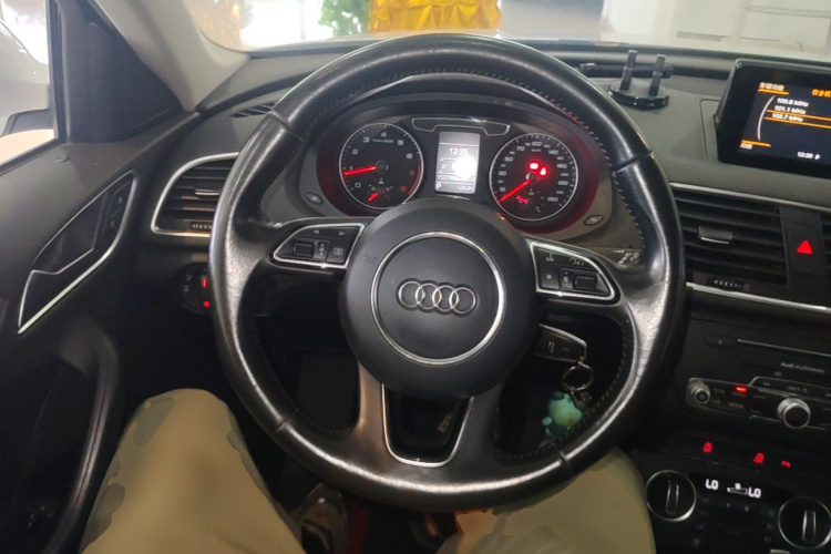 Audi Q3 2017 car image #11