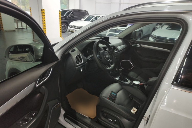 Audi Q3 2019 car image #16