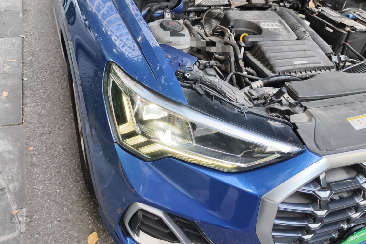 Audi Q3 2019 car image #8