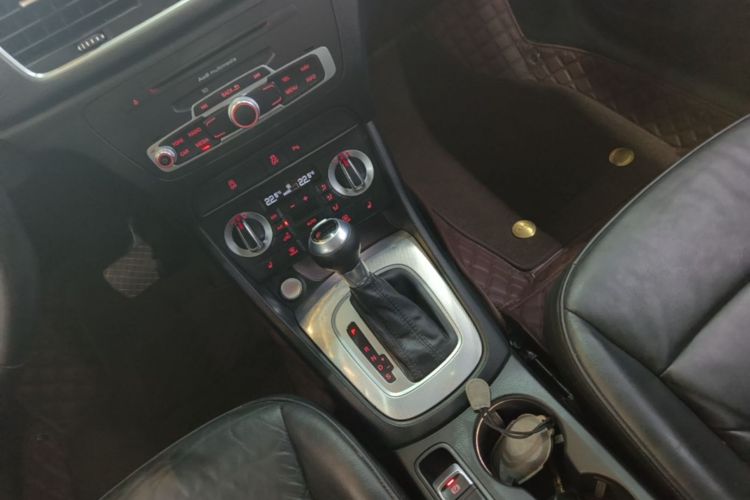 Audi Q3 2016 car image #14