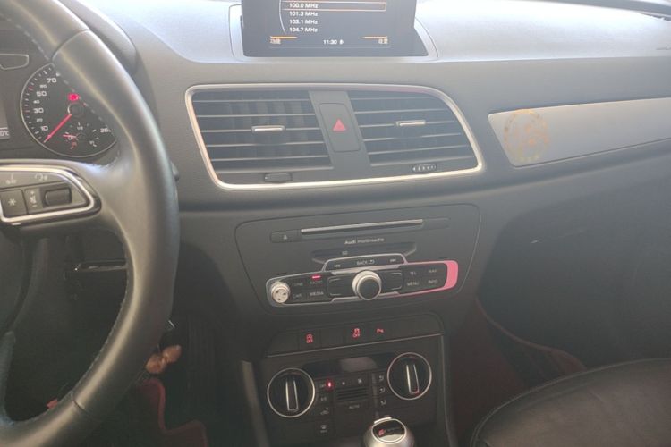 Audi Q3 2018 car image #13