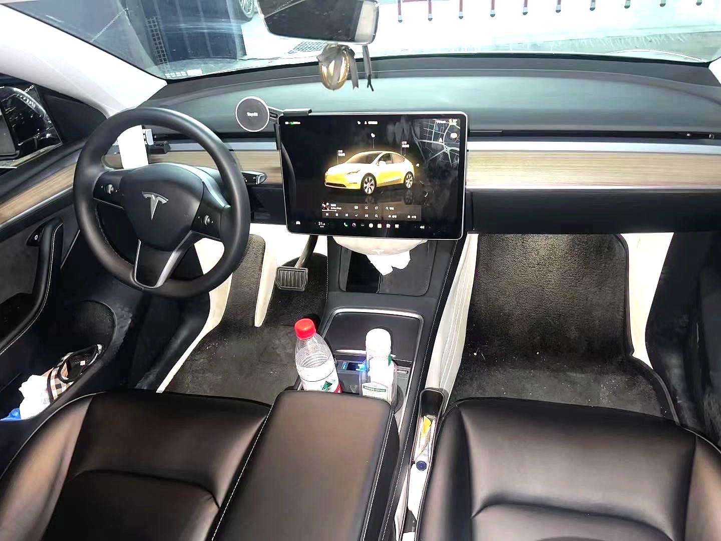 Tesla Model Y 2023 car image #2