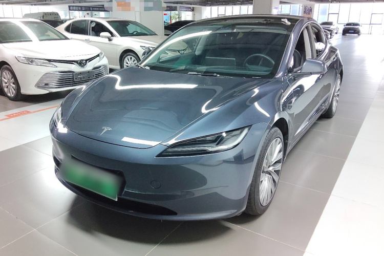 Tesla Model 3 2025 car image #2