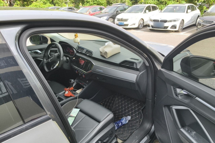 Audi Q3 2021 car image #27