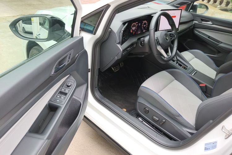 Volkswagen Golf 2024 car image #16