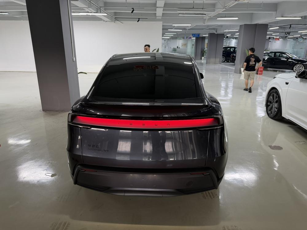 Tesla Model Y 2026 #5 Tesla Model Y 2026 car image #5