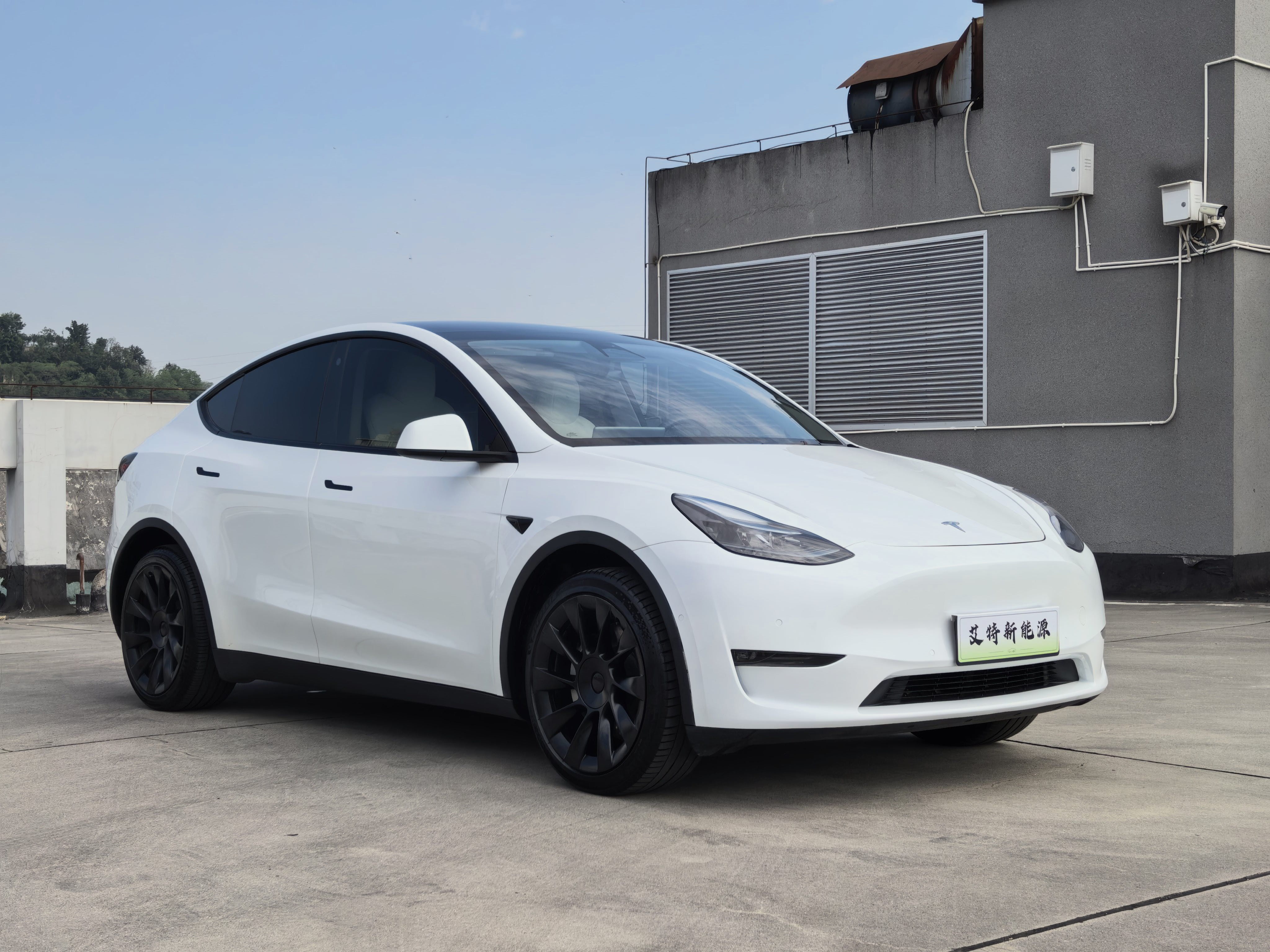 Tesla Model Y 2023 car image #3