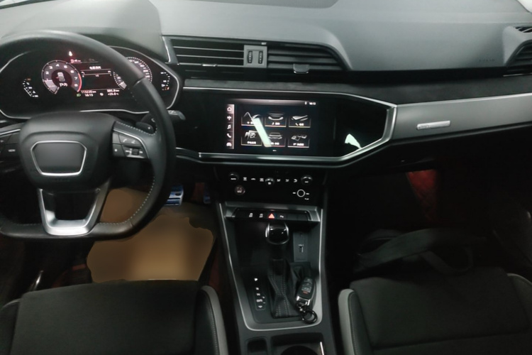 Audi Q3 2020 car image #10