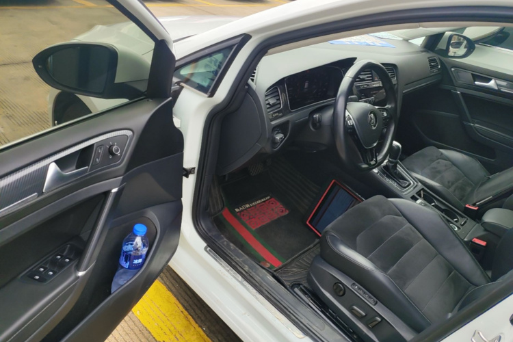 Volkswagen Golf 2020 car image #12