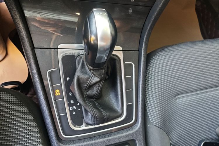 Volkswagen Golf 2019 car image #14