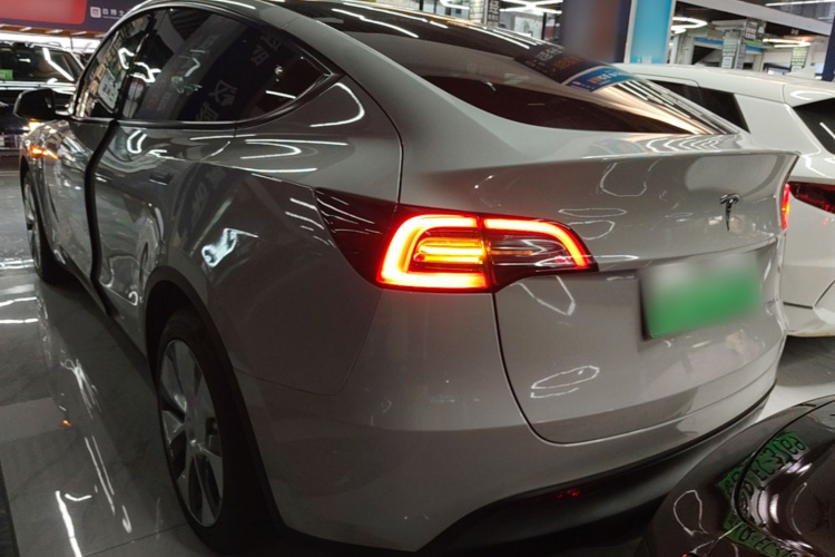 Tesla Model Y 2023 car image #5