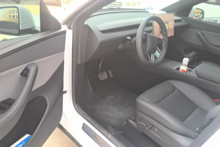 Tesla Model Y 2026 car image #16