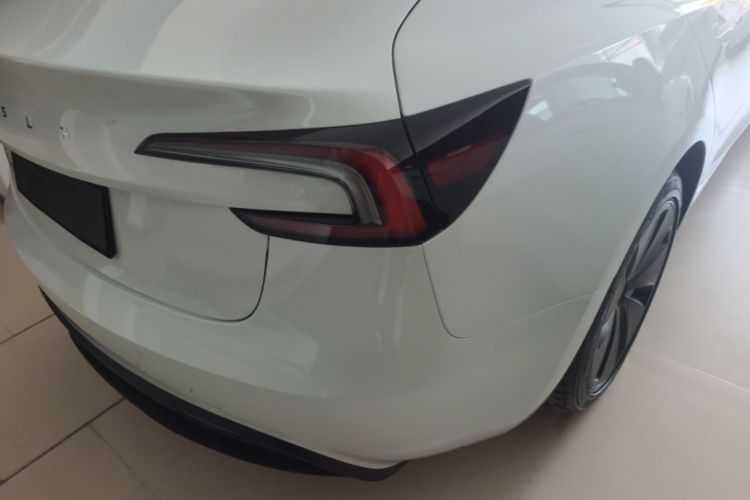 Tesla Model 3 2025 immagine di auto #8