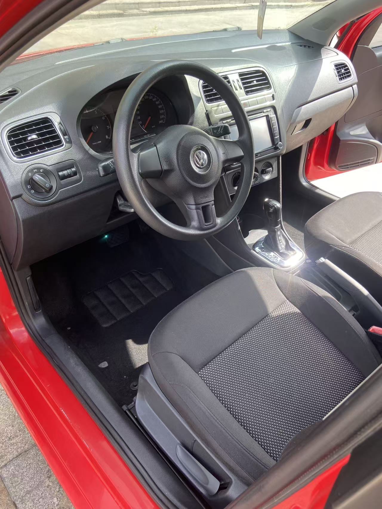 Volkswagen Polo 2014 car image #6