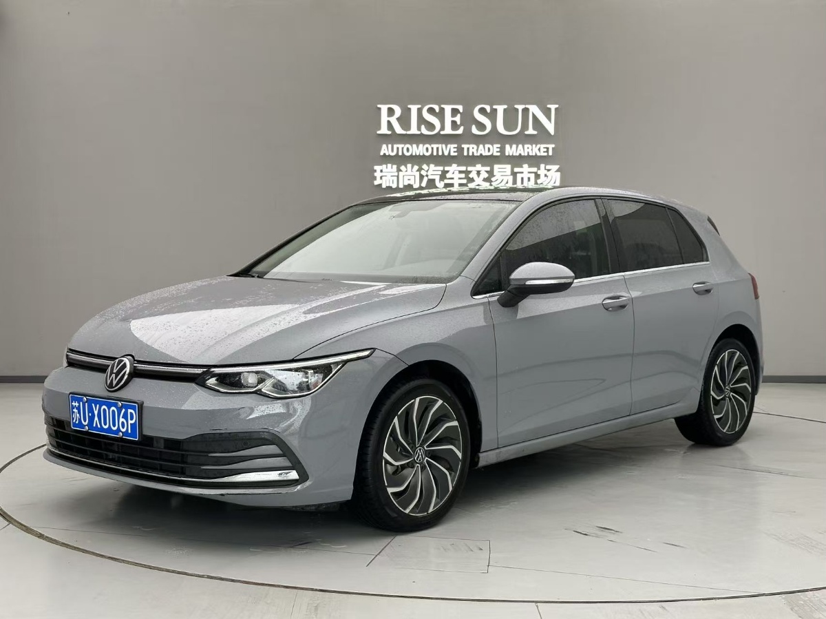 Volkswagen Golf 2023 immagine di auto 