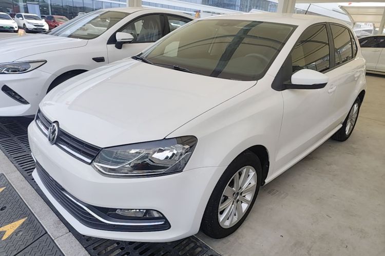 Volkswagen Polo 2015 car image #2