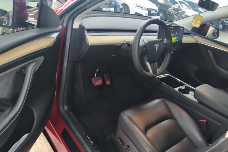 Tesla Model Y 2023 car image #16