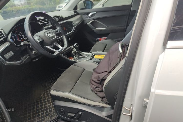 Audi Q3 2021 car image #17