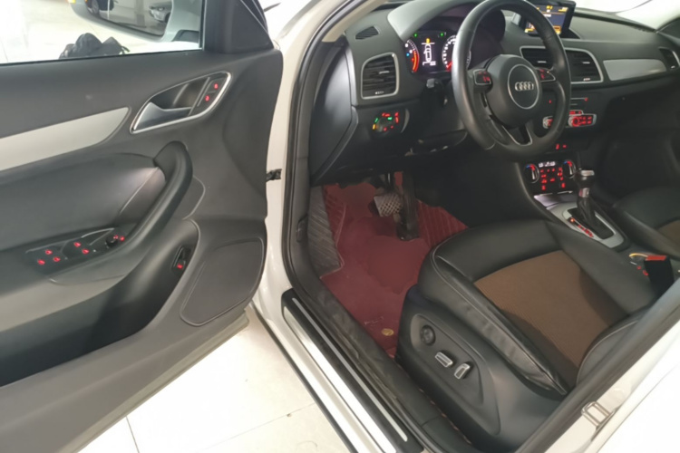 Audi Q3 2018 car image #16