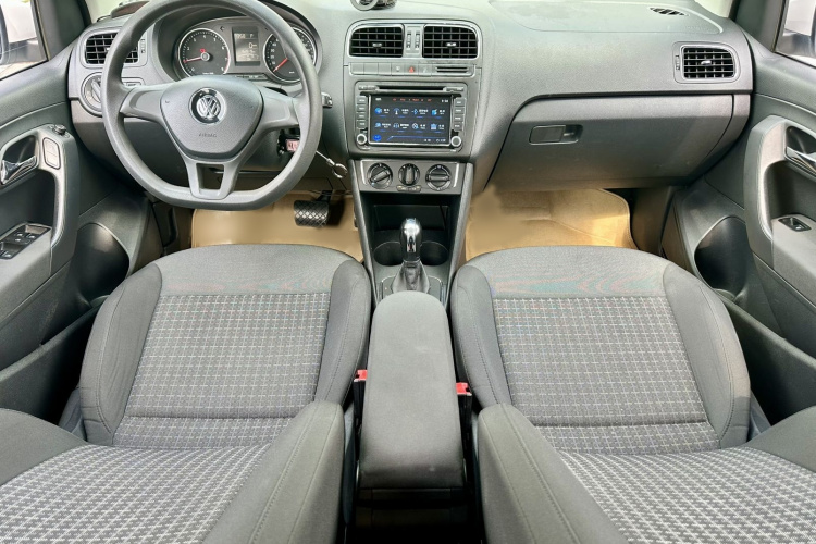 Volkswagen Polo 2015 car image #15
