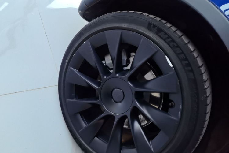 Tesla Model Y 2021 car image #10